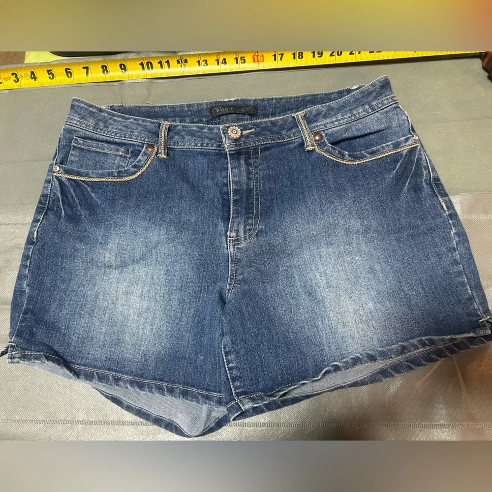 VTG Baccini Denim Shorts in Medium Blue size 12 EUC patch on back